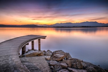 bir lake ahşap köprü görünümü