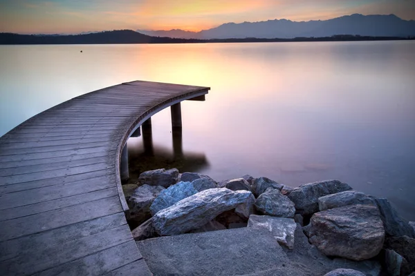 Bir Lake Ahşap Köprü Görünümü — Stok fotoğraf