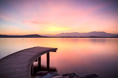 Gölde bir ahşap köprü