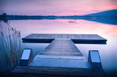 gün batımında bir ahşap köprü