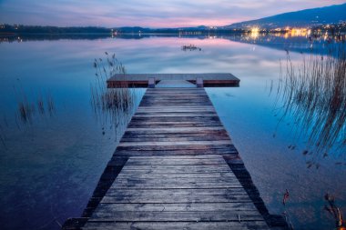 gün batımında bir ahşap köprü