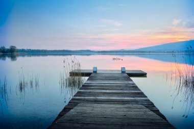 gün batımında ahşap köprü