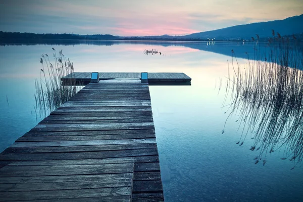 gün batımında ahşap köprü