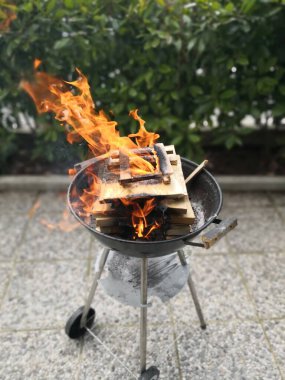 Bir bbq üzerinde ateş