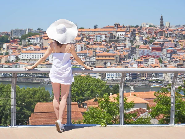 Vrouw genieten van de zomer stadsgezicht van Porto stad. — Stockfoto