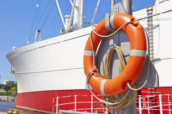 Bouée de sauvetage orange sur la coque du navire — Photo