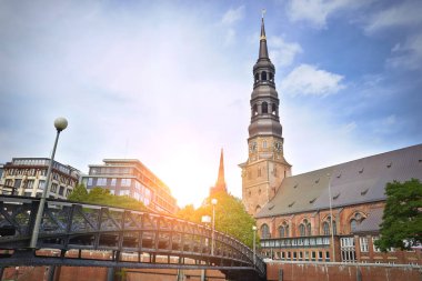Eski köprünün ve Speicherstadt binaları.