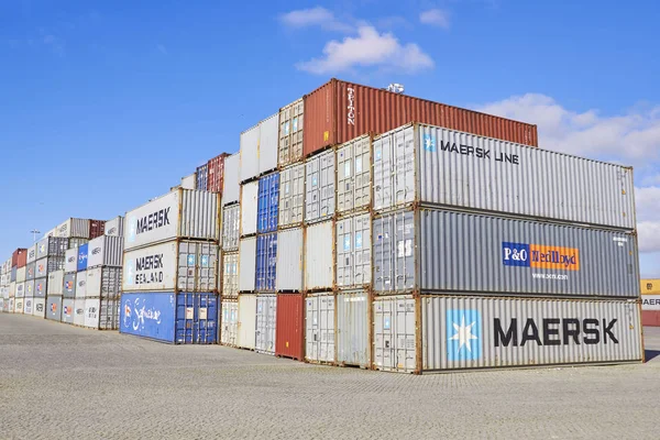 Februari, Porto-05 April 2013: Container vakken, vracht vrachtschip — Stockfoto