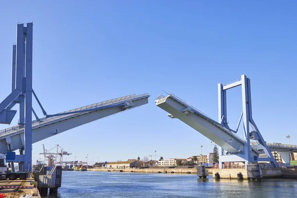 Opening of drawbridge in Porto — Stock Photo, Image