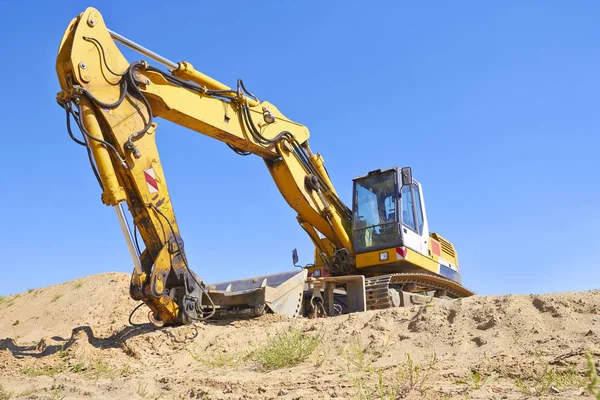 Grävmaskin i byggarbetsplatsen — Stockfoto