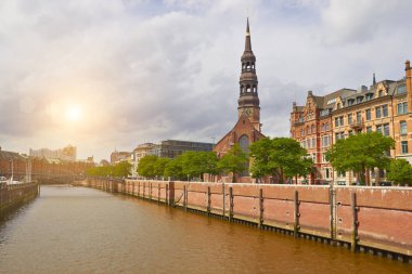 Hamburg kanal ve beautoful eski binalar görünümü