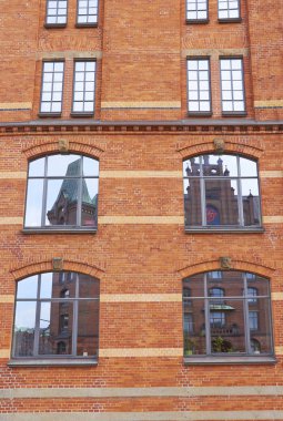 Hamburg'da eski tuğla ev windows