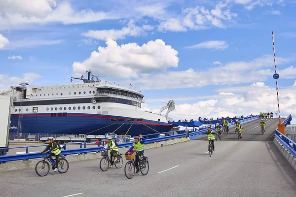 Danimarka, Hirtshals-05 Haziran 2013: Bisikletçiler kahvaltıdan tekneden iniş dan feribot — Stok fotoğraf