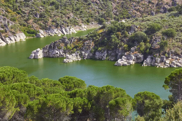 Rotsachtige oevers van de rivier bekijken. Portugal — Stockfoto