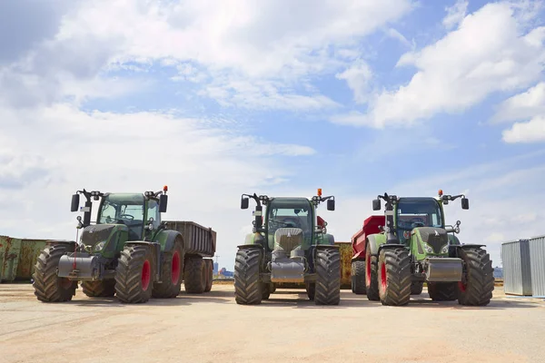Maquinaria agrícola. Vista de tres tractores industriales pesados — Foto de Stock