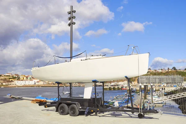 Reparatie pier. Boot op scheepswerf voor reparatie — Stockfoto