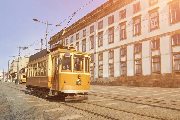 Tradiční tramvají ve starém městě Porto — Stock fotografie