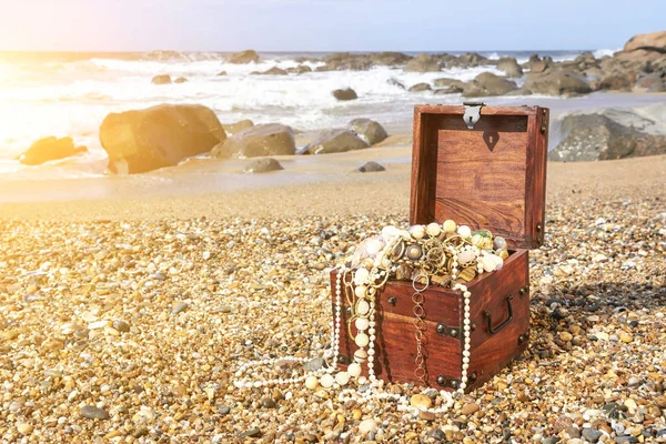 Cofre del tesoro en la playa del océano — Foto de Stock