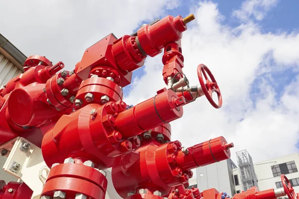 青い空を背景に赤の巨大な油圧クレーン — ストック写真