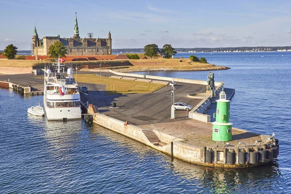 Modern ferry boat at pier, Kronborg castle at backgroung, Danmark, Europe — Stock Photo, Image