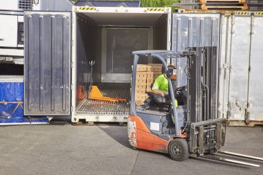Alt araba yükleme forklift üzerinde