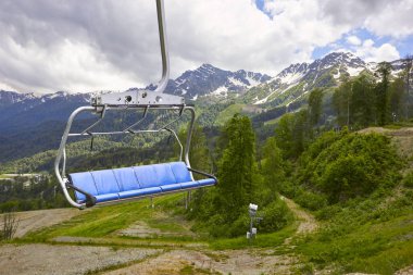 Krasnaya Polyana. Yaz günü, Sochi, Rusya Federasyonu Asansör satırında