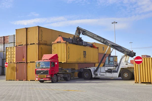 PORTUGAL, PORTO- FEBRERO 05, 2013: Toplifter establece contenedor de carga en camión —  Fotos de Stock