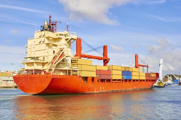 Sleepboot trekt een groot vrachtschip naar haven. Transport en logistiek werk — Stockfoto