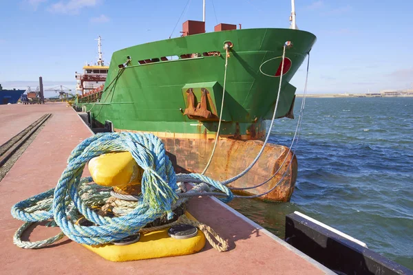 Navio contentor atracado no porto — Fotografia de Stock