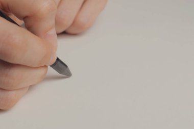 Kalem veya kalem ve boğuluyorum beyaz sayfa üzerinde tutan el