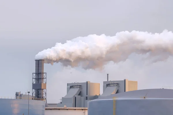 Pollution and smoke from the plant chimneys — Stock Photo, Image