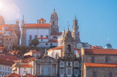 Geleneksel güzel evler ve katedralleri eski Porto şehir içinde görüntüleyin