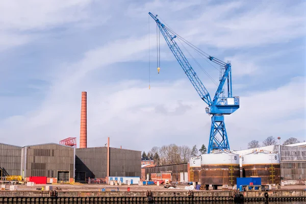 Grote kraan voor het laden van verschillende lading. Industriële dok in Lübeck, Duitsland — Stockfoto