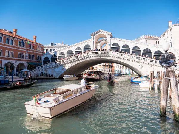 Antiguo Gran Canal histórico de Venecia. Tráfico de barcos — Foto de Stock
