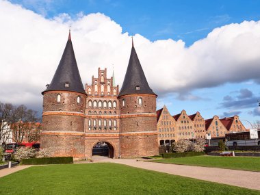 Lubeck tarihi Holstentor şehir kapısı. Güneşli gün göster.