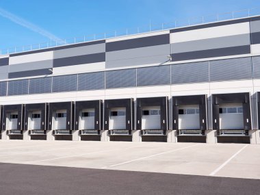 Depo yükleme veya boşaltma rampa manzaraya güneşli bir gün