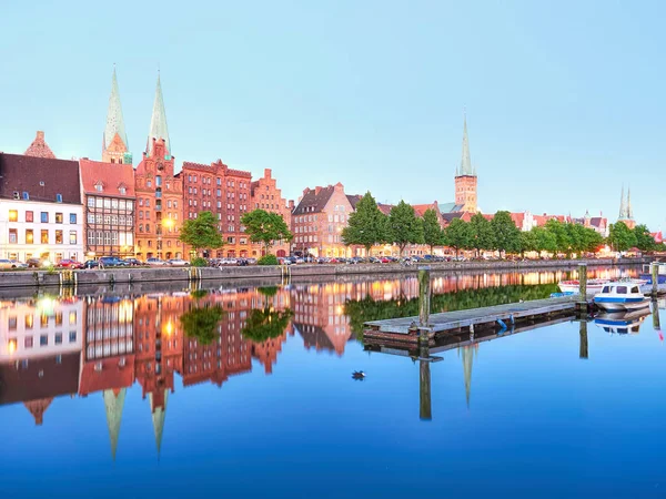 Ville historique de Luebeck avec la célèbre rivière Trave Schleswig-Holstein — Photo