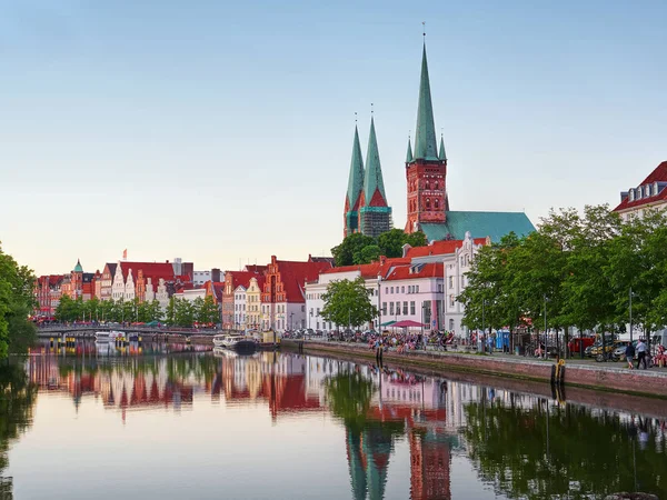 Historiska staden av Luebeck med berömda floden Trave Schleswig-Holstein — Stockfoto