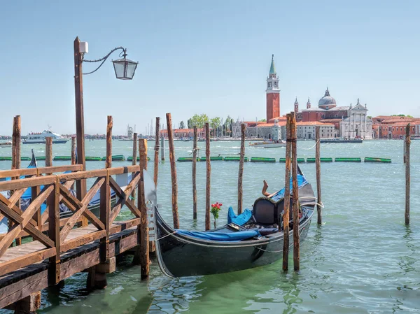 Vista tradicional de Venecia con góndola en un día soleado — Foto de Stock