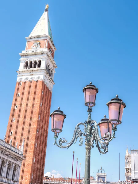 Antigua linterna hermosa en la plaza de San Marco — Foto de Stock