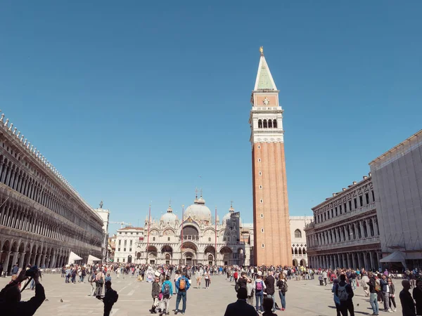 VENECIA, ITALIA - 29 DE ABRIL DE 2017: Lugar histórico de Venecia. Piazza San Marco — Foto de Stock