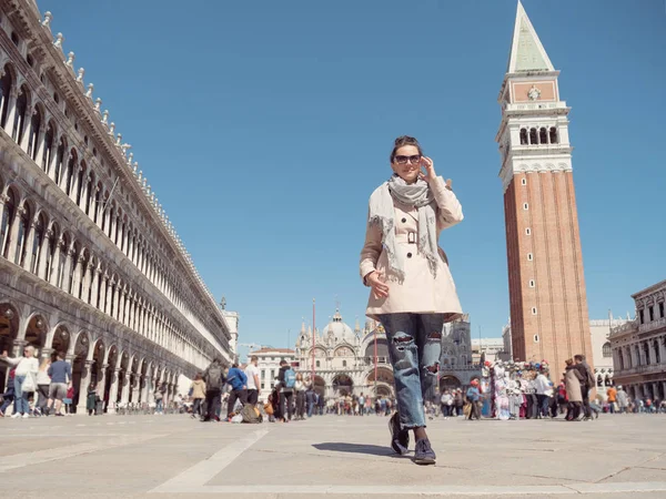 Turista caminando por la Piazza San Marco . — Foto de Stock