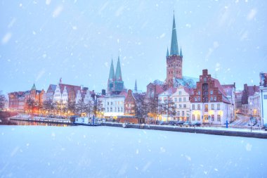 Dondurulmuş Trave nehir ve dolgu kış zaman. Lubeck.