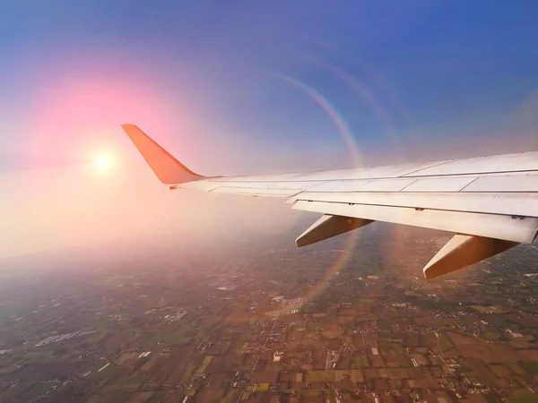 Aile de l'avion devant le ciel pendant une mouche . — Photo