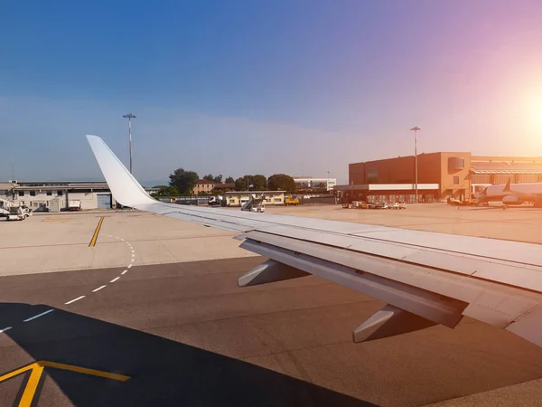 Runway. Samolot w lotnisku z czyste błękitne niebo z powrotem — Zdjęcie stockowe