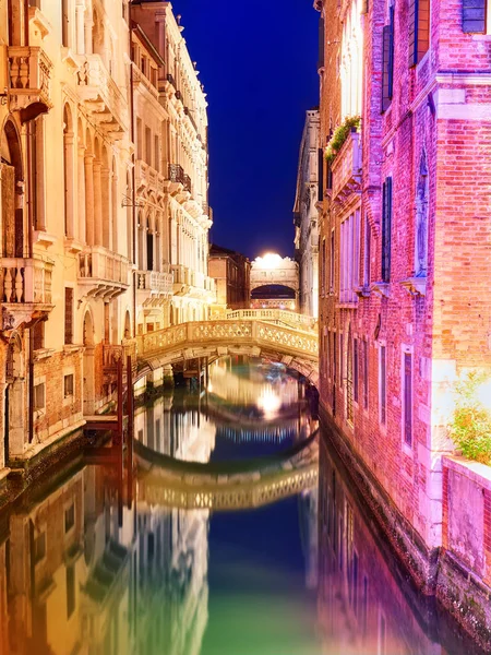 Pintoresco canal con edificios de colores brillantes y pequeño puente — Foto de Stock