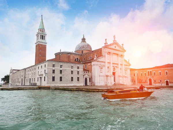 San Giorgio Maggiore kilise görünümü. Kanal teknede taksi — Stok fotoğraf