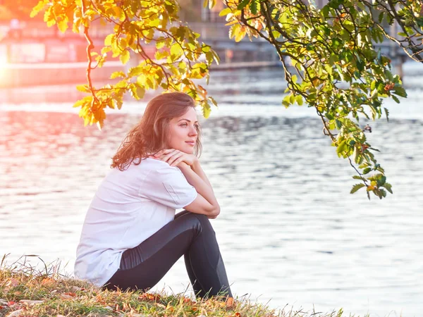 Hermosa mujer caucásica disfrutando de vista al río — Foto de Stock