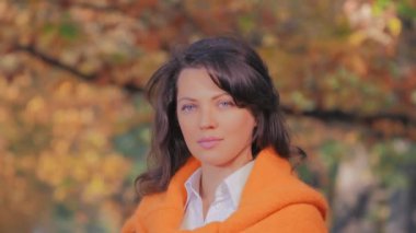 Güz parkında güzel romantik bir kadın portresi.