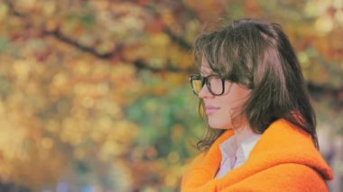 Sonbahar parkında güzel romantik bir kadın.